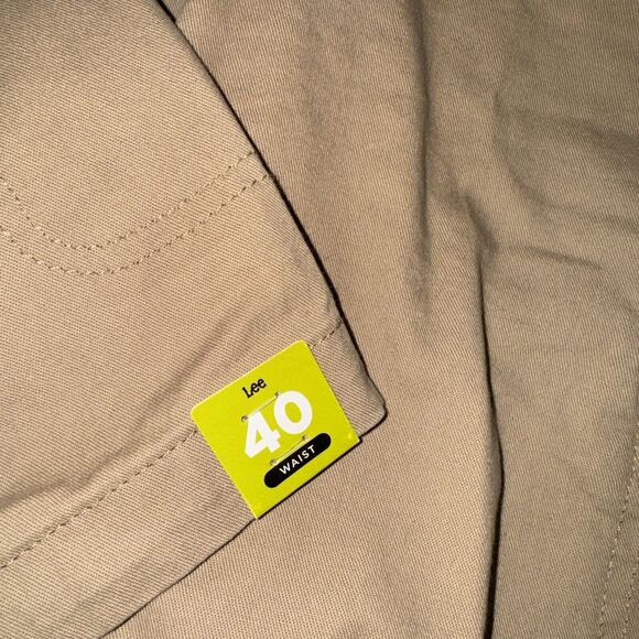 Lee Mens Extreme Motion Cargo Shorts Fawn Tan Brown Size 40 Extreme Comfort - Picture 2 of 5